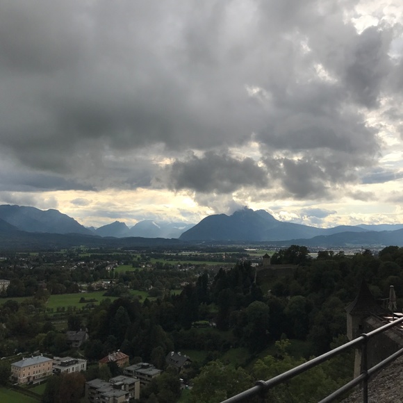 Meet your Poshers, Lance and Lora - Picture 6 of 7